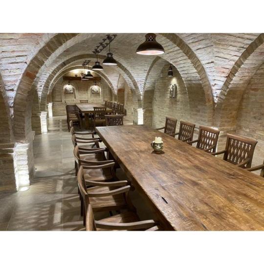 borospince asztal szek rusztikus regies antik kostolo terem bortrezor kostoloterem butorok klasszikus fa butorok.jpg
